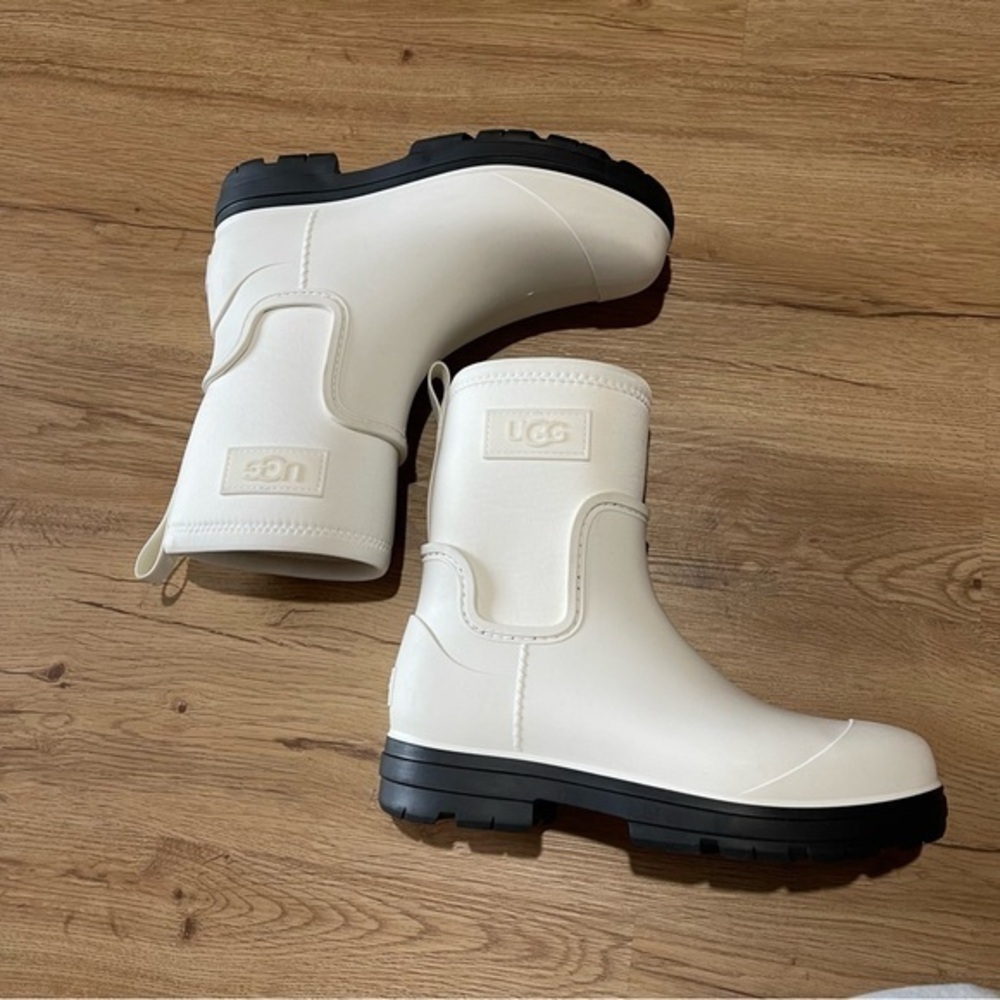 UGG® Women's Size 9 Droplet Mid Insulated Waterproof Boots in White